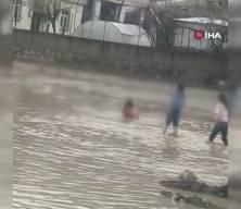 Afetin ortasında tehlikeli oyun: &Ccedil;ocuklar sel sularında oynadı