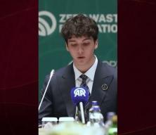 &Ouml;mer Tayyip Erdoğan'dan beğeni toplayan sunum: İngilizcesi dikkat &ccedil;ekti