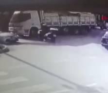 Antalya'da kamyonun kasasından d&uuml;şen inşaat demirleri otomobilin tavanını deldi