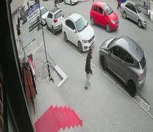 Avcılar&rsquo;da otomobil ter&ouml;r&uuml;: &Ccedil;ok sayıda araca tekmeleyerek zarar verdi