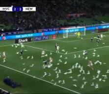 Avustralya Ligi&rsquo;nde ilgin&ccedil; anlar: Sahayı martılar bastı