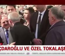 Cindoruk'un cenaze t&ouml;reninde Kemal Kılı&ccedil;draoğlu &Ouml;zg&uuml;r &Ouml;zel'i g&ouml;rmezden geldi, elini de sıkmadı