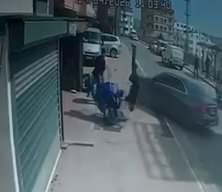 &Ccedil;ocuğunu tehdit ettiğini &ouml;ne s&uuml;rd&uuml;, otomobiliyle motosikletliye b&ouml;yle &ccedil;arptı