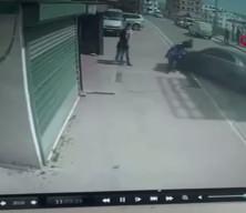 &Ccedil;ocuğunu tehdit ettiğini &ouml;ne s&uuml;rd&uuml;, otomobiliyle motosikletliye b&ouml;yle &ccedil;arptı
