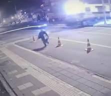 Diyarbakır'da otomobil tren ile &ccedil;arpıştı: Feci kaza kamerada