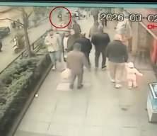 Ehliyetsiz s&uuml;r&uuml;c&uuml; dehşet sa&ccedil;tı: Kız arkadaşını bırakıp ka&ccedil;tı