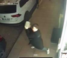 Fatih'te kaldırım taşıyla iş yerinin camlarını kıran kadın kamerada