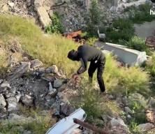 Filistinli baba, enkaz altındaki 4 &ccedil;ocuğunun cenazesini kendi imkanlarıyla arıyor