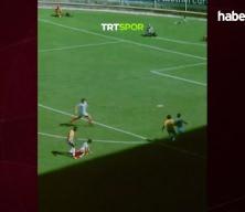 Futbol tutkunları ge&ccedil;mişe gitti! Brezilya efsanesi Pele'nin frikiği kamerada