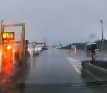 Gişelerde gergin anlar! S&uuml;r&uuml;c&uuml;n&uuml;n gişe &ccedil;alışanıyla kavgası kamerada