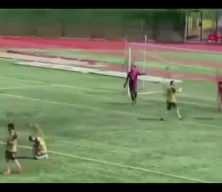 Gol sevinici yaşayan rakibinin kafasına tekme attı! O anlar herkesi &ccedil;ileden &ccedil;ıkardı