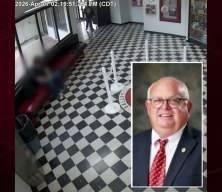 Kahraman okul m&uuml;d&uuml;r&uuml; canını hi&ccedil;e saydı silahlı saldırganın &uuml;zerine atladı!