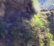 Hindistan'da dev kayanın &ccedil;&ouml;k&uuml;ş&uuml; kamerada: Facianın eşiğinden d&ouml;n&uuml;ld&uuml;