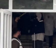 Kahramanmaraş'ta saldırganın cenazesi zırhlı polis aracıyla okuldan &ccedil;ıkarıldı