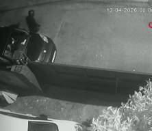 Kasklı saldırgan dehşet sa&ccedil;tı: Eve t&uuml;fekle kurşun yağdırdı