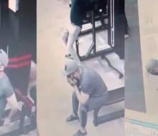 Keşmir'de spor salonunda ani &ouml;l&uuml;m kamerada! Hen&uuml;z 24 yaşındaydı