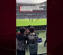 Kocaelisporlu minik taraftarın cep telefonunu g&ouml;ren Serdar Dursun'dan g&ouml;n&uuml;lleri kazanan hareket