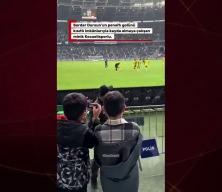 Kocaelisporlu minik taraftarın cep telefonunu g&ouml;ren Serdar Dursun'dan g&ouml;n&uuml;lleri kazanan hareket