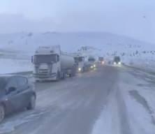 Kop Dağı Ge&ccedil;idi&rsquo;nde kar ve tipi ulaşımı aksattı