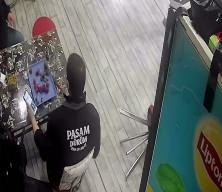 Nefes borusuna &ccedil;ilek ka&ccedil;an d&ouml;ner ustasını kurye hemlich manevrasıyla kurtardı