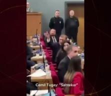  İzmir B&uuml;y&uuml;kşehir Belediye başkanı Tugaydan AK Partili kadın &uuml;yeye parmak sallayıp "sahtekar" dişye hakeret etti