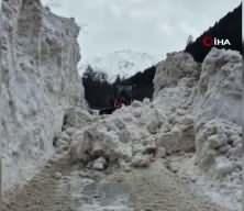 Rize&rsquo;de yayla yollarında 5 metrelik kar temizliği