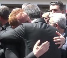 Saldırıda &ouml;ğrencilerine siper olan &ouml;ğretmen, g&ouml;zyaşlarıyla son yolculuğuna uğurlandı