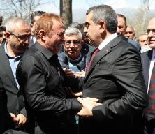 Saldırıda &ouml;ğrencilerine siper olan &ouml;ğretmen, g&ouml;zyaşlarıyla son yolculuğuna uğurlandı