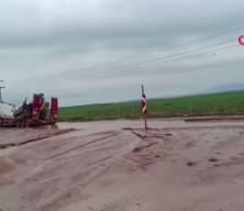 Sel nedeniyle yol kapandı: Ara&ccedil;lar mahsur kaldı