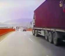Şiddetli fırtınanın tırda taşınan konteyneri u&ccedil;urduğu anlar kamerada