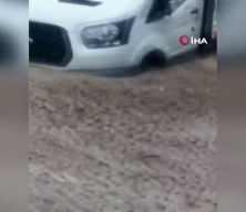 Tatvan&rsquo;da şiddetli yağış sonrasında onlarca ara&ccedil; ve hayvan mahsur kaldı