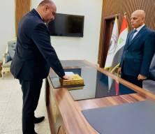 102 yıl sonra bir ilk! T&uuml;rkmen Vali Kur'an'a el basarak g&ouml;reve resmen başladı