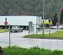 Amasya'da cenaze d&ouml;n&uuml;ş&uuml; feci kaza kamerada: Otomobilden fırlayan bebek hayatını kaybetti