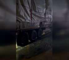 Anadolu Otoyolu Kocaeli kesiminde bariyere &ccedil;arpan tır ulaşımı aksattı