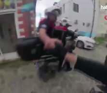 Boğazına şeker ka&ccedil;an motorcuyu polis Heimlich manevrasıyla kurtardı