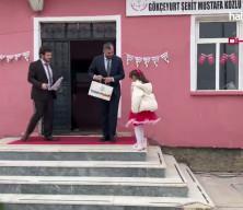 Bu okulda sadece 1 &ouml;ğretmen ve 1 &ouml;ğrenci var: Coşkulu 23 Nisan kutlaması