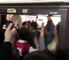 CHP'li gen&ccedil;lerden mezar taşlı eylem: 'Demokrasiye karşı' deyip istifa istediler