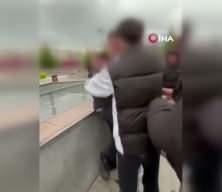 Eskişehir&rsquo;de parkta 6 kişilik bir grup ortalarına aldıkları &ccedil;ocuğu dakikalarca darp etti