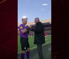 Hollanda Kupası finalinde hakem saha kenarında telefonla konuştu