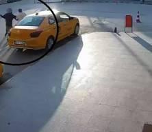 Hatay'da satırlı dehşet! 3 kişinin yaralandığı anlar kamerada