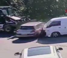 İstanbul'da korkun&ccedil; kaza: Kontrolden &ccedil;ıkan kep&ccedil;e ara&ccedil;ları bi&ccedil;ti