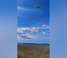 İtalya'da u&ccedil;aktan paraş&uuml;tle indirilmesi planlanan askeri ara&ccedil; yere &ccedil;akıldı