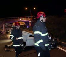 K&ouml;peğe &ccedil;arpmamak i&ccedil;in manevra yapınca takla attı: 2 yaralı