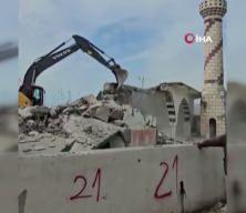 Maraş depremlerinde hasar g&ouml;ren cami yıkıldı