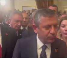 &Ouml;zg&uuml;r &Ouml;zel'den CHP'lilerin mehter marşına sırtına d&ouml;nmesine pes dedirten savunma