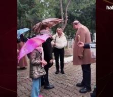 'Kaset&ccedil;i' &Ouml;zkan Yalım'ın mezarlık ziyareti viral oldu: 'Elimden geleni yapıyorum'