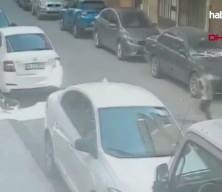 Pendik'te ara&ccedil;ların arasından yola fırlayan &ccedil;ocuğa otomobil &ccedil;arptı