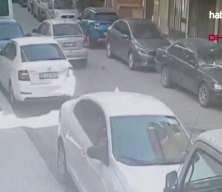 Pendik'te ara&ccedil;ların arasından yola fırlayan &ccedil;ocuğa otomobil &ccedil;arptı