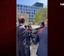 Rıza Pehlevi Berlin'de protestolarla karşılandı: &Uuml;zerine kırmızı sıvı atıldı!