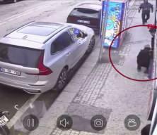 R&uuml;zgarda patlayan camın par&ccedil;aları başına d&uuml;şt&uuml;; o anlar kamerada